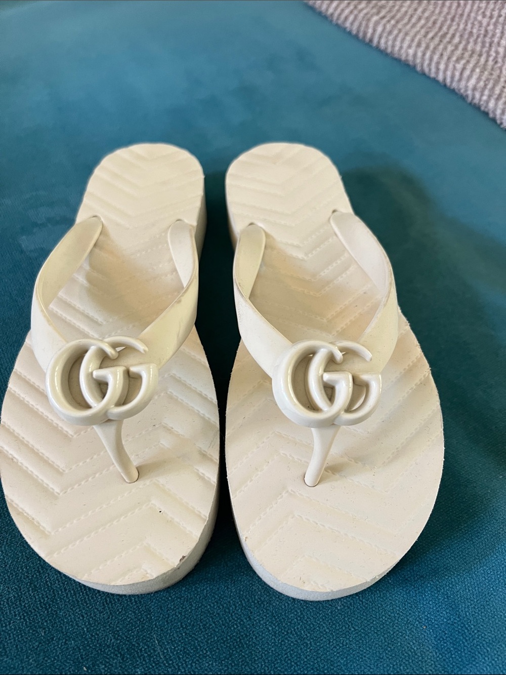 Gucci Women's Bone GG logo Flip Flop Sandals 6.5